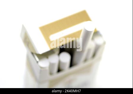 Marlboro Zigaretten Pack auf weißem Hintergrund Stock Foto Stockfoto