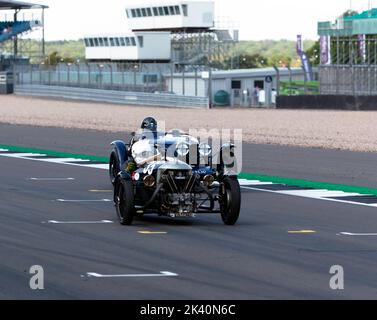 Sue Darbyshire, in ihrem Morgan Super Aero, passiert Alexander Hewitson in seinem Riley 12/4 TT Sprite Rep während des MRL Pre-war Sports Cars 'BRDC 500' Race Stockfoto