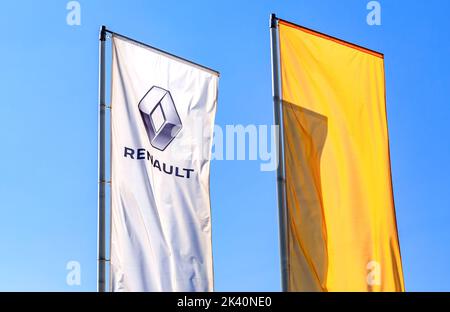 Samara, Russland - 26. August 2022: Händlerflaggen von Renault gegen den blauen Himmel. Renault ist der französische Automobilhersteller Stockfoto