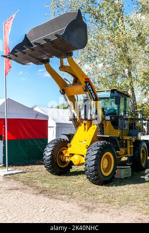 Samara, Russland - 24. September 2022: Chinesischer Lovol Radlader auf der jährlichen Agro-Industrie-Ausstellung der Wolga. Straßenbaumaschinen Stockfoto