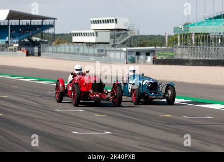 Edward Bradley in der 1935, Red, Aston Martin Ulster, Würfel mit Richard Little, in der 1934, Blue Riley Kestrel Sports, die Hamilton Straight Stockfoto