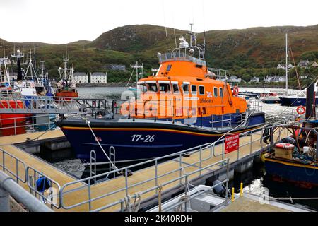 Das RNLI-Rettungsboot RNLB Henry Alston Hewat vertäute und an einer Station in Westschottland in Mallaig, Morar. Schottland, Vereinigtes Königreich. Stockfoto