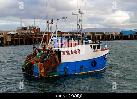 Ein Fischerboot, das den Hafen an der Westküste Schottlands von Mallaig, Morar, Schottland, Vereinigtes Königreich verlässt. Stockfoto