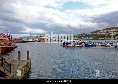 Ein Blick auf den Hafen und Hafen mit Handels- und Freizeitbooten an der Westküste Schottlands in Mallaig, Morar, Schottland, Vereinigtes Königreich. Stockfoto