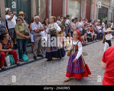 Ponte de Lima - 10. September 2022: Junge Menschen in den traditionellen Kostümen Nordportugals bei der Feiras Novas Festparade. Stockfoto