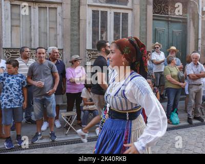 Ponte de Lima - 10. September 2022: Junge Menschen in den traditionellen Kostümen Nordportugals bei der Feiras Novas Festparade. Stockfoto