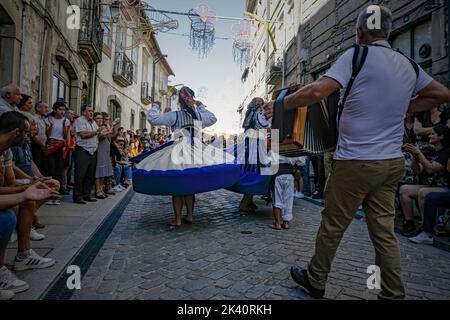 Ponte de Lima, Portugal - 10. September 2022: Traditionelle Tanzgruppe während der Feiras Novas Festparade. Stockfoto