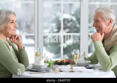 Schönes älteres Paar, das gemeinsam das neue Jahr feiert Stockfoto