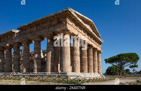 Der Tempel von Hera II (auch bekannt als Neptuntempel) in Paestum in Kampanien ist ein altgriechischer dorischer Tempel, der um 460 - 450 v. Chr. erbaut wurde. Stockfoto