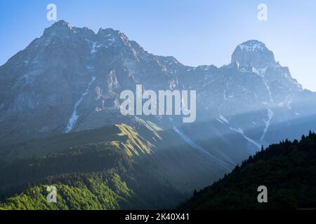 Ushba Berg (4710m hoch) in Upper Svaneti, Georgia Stockfoto