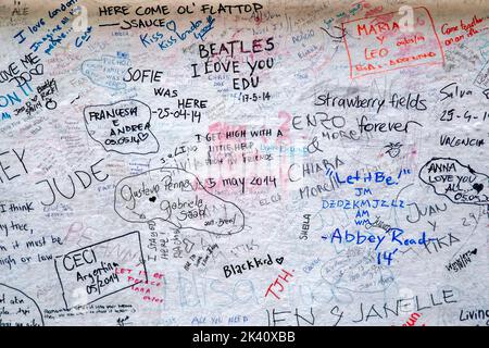 LONDON, GROSSBRITANNIEN - 17. MAI 2014: Dies ist Teil des Zauns der Abby Road Studios mit einem Graffiti der Liebe zu den Beatles. Stockfoto