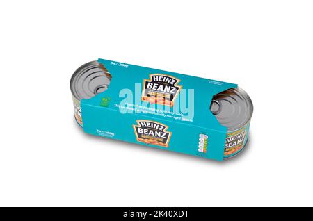 Heinz Packung mit drei kleinen Dosen gebackener Bohnen, isoliert auf weißem Ausschnitt Stockfoto