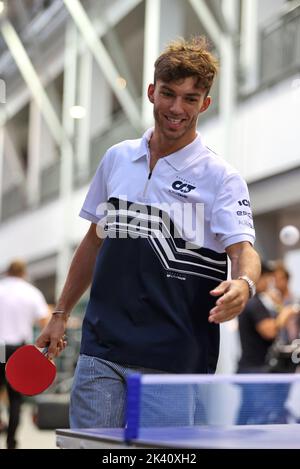 Singapur, Singapur. 29. September 2022. Pierre Gasly (FRA) AlphaTauri spielt Tischtennis im Fahrerlager. Großer Preis von Singapur, Donnerstag, 29.. September 2022. Marina Bay Street Circuit, Singapur. Quelle: James Moy/Alamy Live News Stockfoto