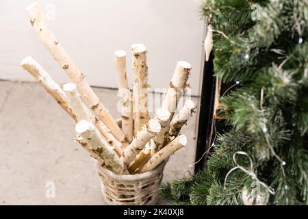 Neujahrsdekor des Weihnachtsbaums. Holzkiste mit Birkenstämmen, verziert. Stockfoto