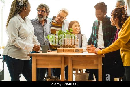 Multirassische glückliche Freunde, die Spaß haben, Kaffee in der Küche zu trinken - Fokus auf ältere afrikanische Frau Kopf Stockfoto
