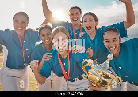 Frauen Baseballteam Porträt, Siegertrophäe Feier und Sport Erfolg, Champion und Wettbewerb Leistung. Glückliche Mädchen Softballspieler Stockfoto