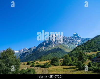 Ushba Berg (4710m hoch) in Upper Svaneti, Georgia Stockfoto