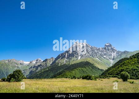 Ushba Berg (4710m hoch) in Upper Svaneti, Georgia Stockfoto