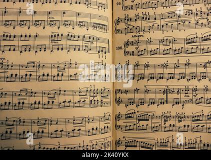 Verschiedene Partituren aus einem traditionellen germanischen Lied Stockfoto