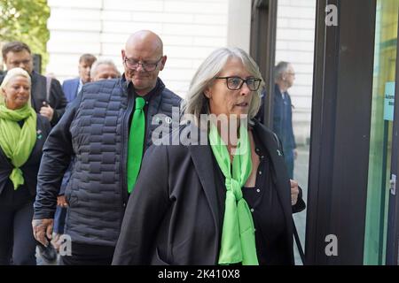 WIEDERÜBERMITTELTER KORRIGIERENDER NAME Tim Dunn (links), der Vater des 19-jährigen Harry Dunn, kommt mit Stiefmutter Tracey Dunn (rechts) am Westminster Magistrates' Court an, wo die US-Bürgerin Anne Sacoolas, 45, vor einem Strafverfahren steht, das beschuldigt wird, Dunns Tod durch gefährliches Fahren verursacht zu haben, Als sein Motorrad am 27 2019. August vor dem US-Militärstützpunkt RAF Croughton in ein Auto stürzte. Bilddatum: Donnerstag, 29. September 2022. Stockfoto