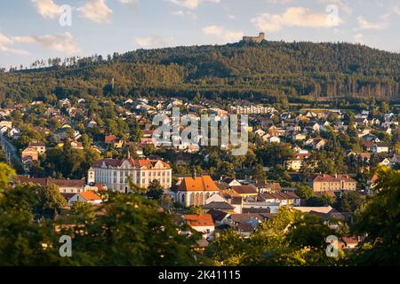 Stadt Stary Plzenec mit Schloss Radyne im Hintergrund. Alte mittelalterliche Stadt in der Nähe von Pilsen in Westböhmen, Tschechische republik. Stockfoto