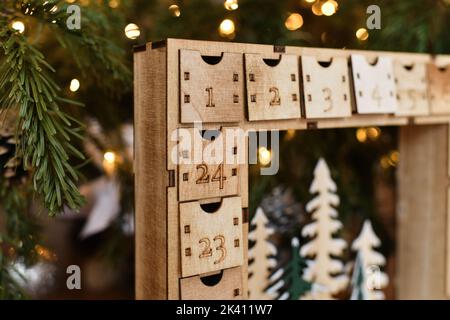 Ein Adventskalender aus Holz für Weihnachten Stockfoto