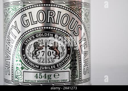 Special Edition Lyles goldene Sirup-Dose vor weißem Hintergrund. 7y Glorious Years Platinum Edition. Stockfoto