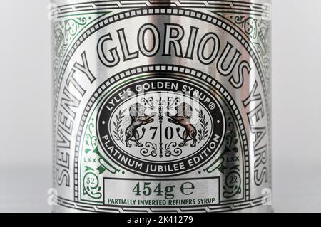 Special Edition Lyles goldene Sirup-Dose vor weißem Hintergrund. 7y Glorious Years Platinum Edition. Stockfoto