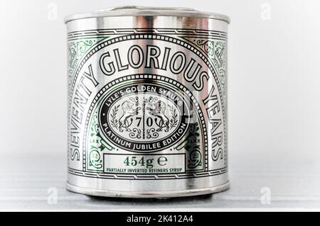 Special Edition Lyles goldene Sirup-Dose vor weißem Hintergrund. 7y Glorious Years Platinum Edition. Stockfoto