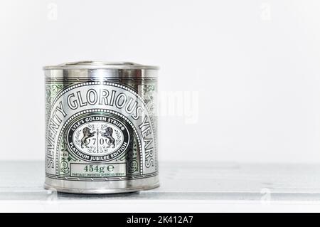 Special Edition Lyles goldene Sirup-Dose vor weißem Hintergrund. 7y Glorious Years Platinum Edition. Stockfoto