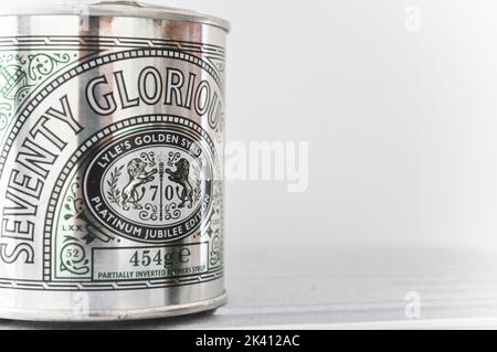 Special Edition Lyles goldene Sirup-Dose vor weißem Hintergrund. 7y Glorious Years Platinum Edition. Stockfoto