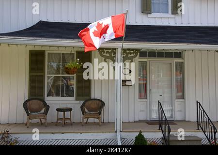 Kanadische Flagge vor dem Haus Stockfoto