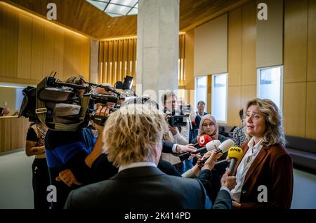 2022-09-29 10:07:59 DEN HAAG - Kammerpräsident Bergkamp erklärt die Arib-Ausgabe vor der ersten Debatte. Khadija Arib fordert vom Vorsitzenden Bergkamp eine Klarstellung über eine externe Untersuchung, die in der Zeit, in der sie Vorsitzender der Kammer war (2016-2021), zu einem möglichen grenzüberschreitenden Verhalten des PvdA-Mitglieds stattfinden wird. ANP BART MAAT niederlande Out - belgien Out Stockfoto