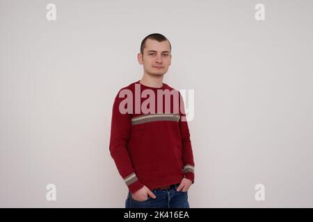 Junger Mann in roten Pullover Stock Foto Stockfoto