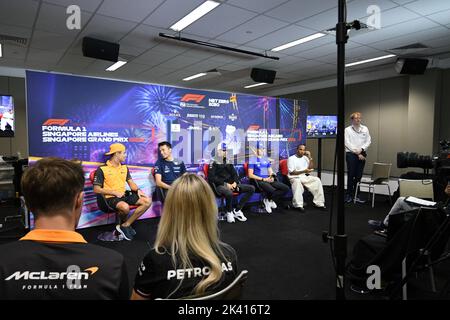 Singapur, hinten) nehmen Sie an einer Pressekonferenz vor dem Rennen zum Formel-1-Rennen des Grand Prix von Singapur in Singapur Teil. 29. September 2022. McLaren's britischer Fahrer Lando Norris, Williams' thailändischer Fahrer Alex Albon, Alpines französischer Fahrer Esteban Ocon, Haas' deutscher Fahrer Mick Schumacher und Mercedes' britischer Fahrer Lewis Hamilton (von 1. L bis 2. R, hinten) nehmen an einer Pre-Race Pressekonferenz zum Formel 1 Singapur Grand Prix Night Race in Singapur Teil, 29. September 2022. Quelle: Then Chih Wey/Xinhua/Alamy Live News Stockfoto