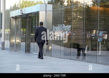 Die Anwaltskanzlei Arnold & Porter in Washington DC, USA, in der die US-Bürgerin Anne Sacoolas vermutlich per Videolink vor einem britischen Gericht erscheint, um sich einem Strafverfahren zu stellen, das beschuldigt wird, Harry Dunn durch gefährliches Fahren zum Tode zu bringen, Als sein Motorrad am 27 2019. August vor dem US-Militärstützpunkt RAF Croughton in ein Auto stürzte. Bilddatum: Donnerstag, 29. September 2022. Stockfoto