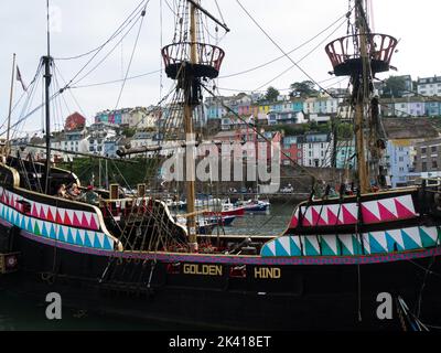 Golden Hind im Hafen von Brixham eine von zwei Repliken in voller Größe in der Welt des 16.. Jahrhunderts Entdecker und Freibeuter Sir Francis Drake's berühmtes Schiff Devon en Stockfoto