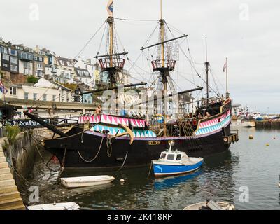 Golden Hind im Hafen von Brixham eine von zwei Repliken in voller Größe in der Welt des 16.. Jahrhunderts Entdecker und Freibeuter Sir Francis Drake's berühmtes Schiff Devon en Stockfoto