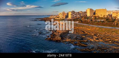 Panoramablick aus der Luft bei Sonnenaufgang über Cabo Cervera, Torrevieja, Spanien Stockfoto