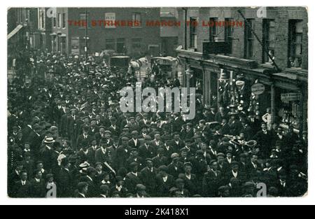 Originalpostkarte aus edwardianischer Zeit mit auffallenden Männern der Arbeiterklasse. Bootmaker aus Northamptonshire marschierten auf dem Kriegsbüro von Raunds in der Nähe von Wellingborough nach London. Die Demonstranten wurden von Joe Gribble angeführt und der marsch begann am 8.. Mai 1905. GROSSBRITANNIEN Stockfoto