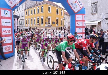 Kroatien. 29. September 2022. Die dritte Etappe des Cro Race von Sinj nach Promosten startete am 29. September 2022 auf dem Platz in Sinj, Kroatien. Foto: Ivo Cagalj/PIXSELL Credit: Pixsell Foto- und Videoagentur/Alamy Live News Stockfoto