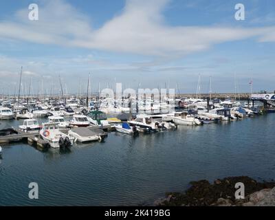 Blick über die Brixham Marina attraktiver Fischerort Brixham Devon England an der englischen Riviera mit Motorbooten, die gegen Pontons festgemacht sind Stockfoto