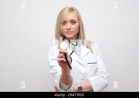 Junge schöne erfolgreiche Ärztin mit Stethoskop Stock Foto Stockfoto