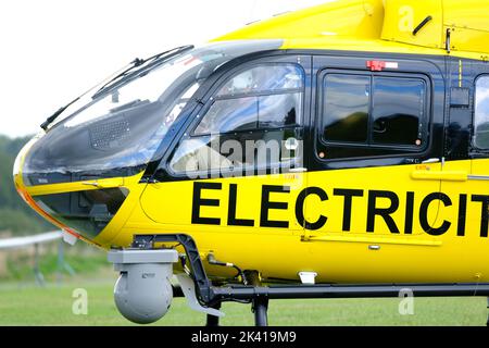 Hubschrauber Eurocopter EC135 P1, der von Western Power Distribution ( WPD ) für die Inspektion der Stromleitung im Vereinigten Königreich verwendet wird 2022 Stockfoto