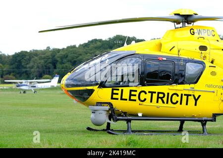 Hubschrauber Eurocopter EC135 P1, der von Western Power Distribution ( WPD ) für die Inspektion der Stromleitung im Vereinigten Königreich verwendet wird 2022 Stockfoto