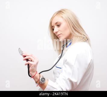 Junge schöne erfolgreiche Ärztin mit Stethoskop Stock Foto Stockfoto