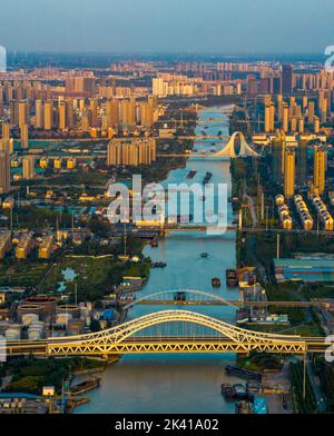 HUAI'AN, CHINA - 27. SEPTEMBER 2022 - Luftaufnahme des Stadtbildes am Großen Kanal von Peking-Hangzhou in Huai 'an, Provinz Jiangsu, China, 2. September Stockfoto