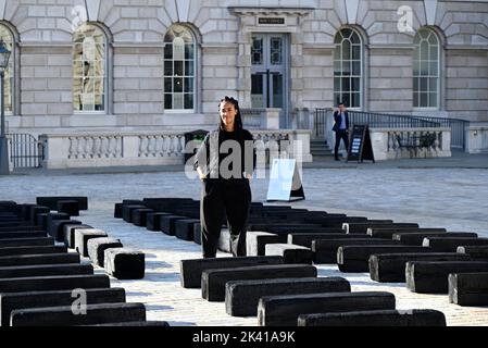 Die interdisziplinäre Künstlerin Grada Kilomba bringt ihre von Kritikern gefeierte Installation O Barco/The Boat diesen Herbst ins Somerset House. Die große Installation und Performance, die zum ersten Mal in Großbritannien gezeigt wird, wird vom Somerset House anlässlich des 10.-jährigen Jubiläums der Contemporary African Art Fair 1-54 speziell präsentiert. Grada Kilomba ist eine in Portugal lebende, in Berlin lebende transdisziplinäre Künstlerin, deren Arbeit sich auf die Erinnerung bezieht, Trauma, Geschlecht und Postkolonialismus ... Stockfoto