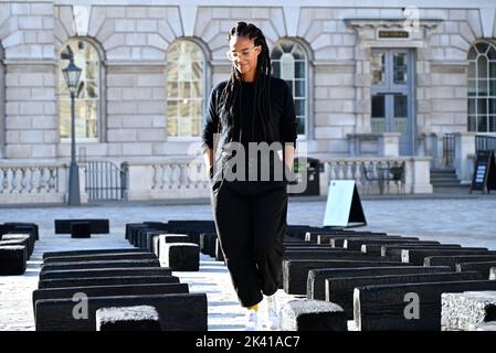 Die interdisziplinäre Künstlerin Grada Kilomba bringt ihre von Kritikern gefeierte Installation O Barco/The Boat diesen Herbst ins Somerset House. Die große Installation und Performance, die zum ersten Mal in Großbritannien gezeigt wird, wird vom Somerset House anlässlich des 10.-jährigen Jubiläums der Contemporary African Art Fair 1-54 speziell präsentiert. Grada Kilomba ist eine in Portugal lebende, in Berlin lebende transdisziplinäre Künstlerin, deren Arbeit sich auf die Erinnerung bezieht, Trauma, Geschlecht und Postkolonialismus ... Stockfoto