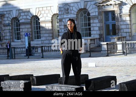 Die interdisziplinäre Künstlerin Grada Kilomba bringt ihre von Kritikern gefeierte Installation O Barco/The Boat diesen Herbst ins Somerset House. Die große Installation und Performance, die zum ersten Mal in Großbritannien gezeigt wird, wird vom Somerset House anlässlich des 10.-jährigen Jubiläums der Contemporary African Art Fair 1-54 speziell präsentiert. Grada Kilomba ist eine in Portugal lebende, in Berlin lebende transdisziplinäre Künstlerin, deren Arbeit sich auf die Erinnerung bezieht, Trauma, Geschlecht und Postkolonialismus ... Stockfoto